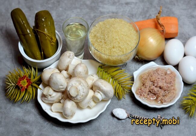 ингредиенты для приготовления салата с консервированным тунцом, рисом, грибами - фото шаг 1