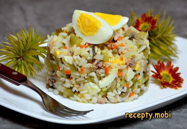 Салат с консервированным тунцом, рисом и яйцами