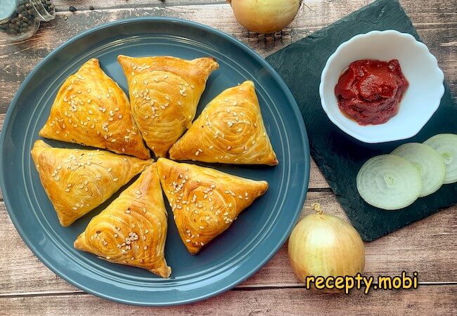 Samsa from puff pastry with minced meat