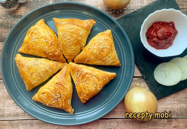 Samsa from puff pastry with minced meat