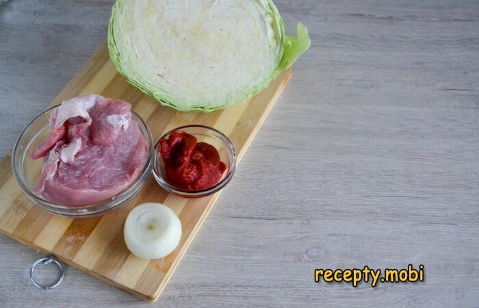 ингредиенты для приготовления тушеной капусты со свининой на сковороде - фото шаг 1