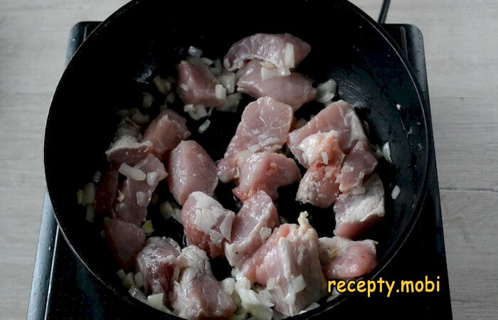 свинина с луком на сковороде - фото шаг 5