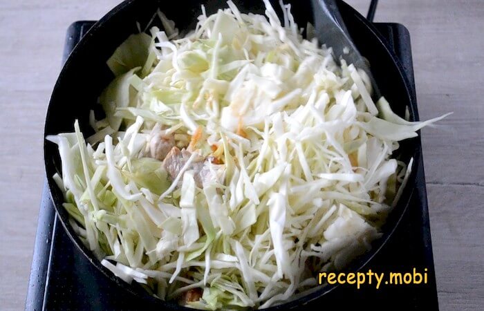 Приготовление тушеной капусты со свининой на сковороде - фото шаг 6