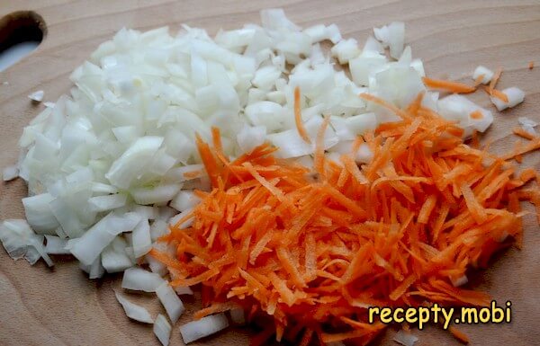 тертая морковь и нарезанный лук - фото шаг 6