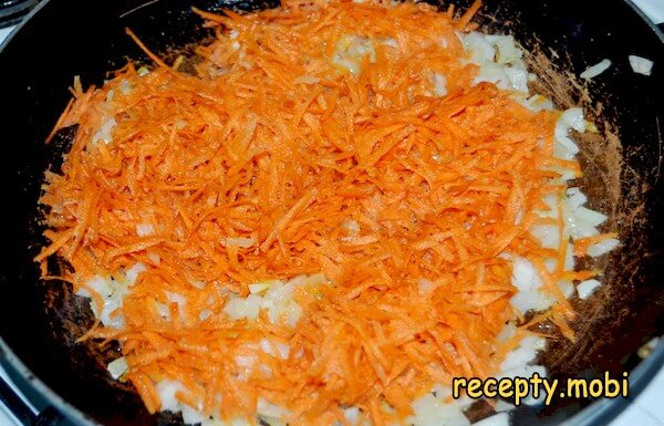 лук и морковь на сковороде - фото шаг 7