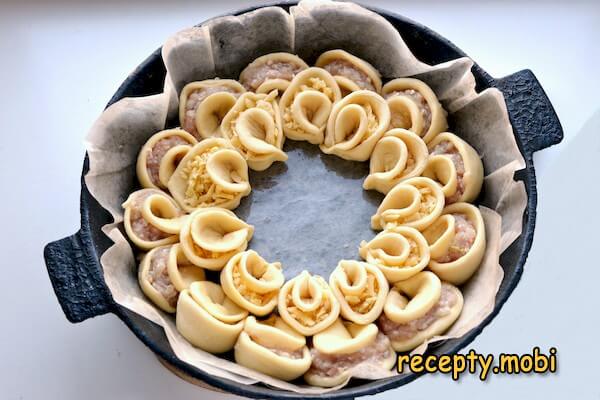 приготовление пирога хризантема с фаршем - фото шаг 12