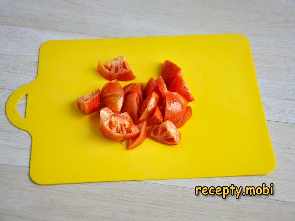 нарезанные помидоры - фото шаг 2