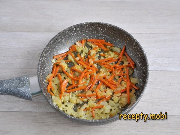 жареный лук и морковь - фото шаг 3