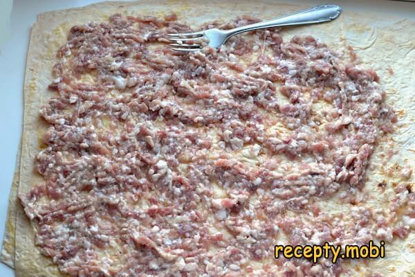 making a roll of pita bread with minced meat in the oven - photo step 5