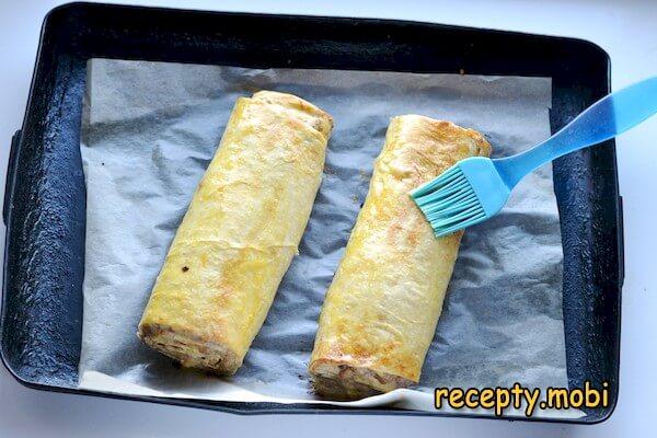 making a roll of pita bread with minced meat in the oven - photo step 9