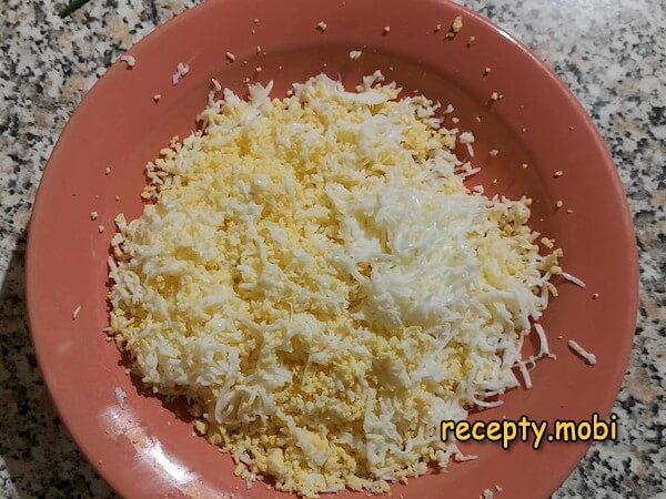 grated boiled chicken eggs - photo step 2