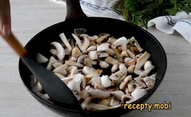 champignons in a pan - photo step 3