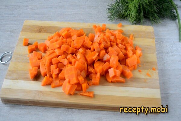 нарезанная кубиком отварная морковь - фото шаг 3
