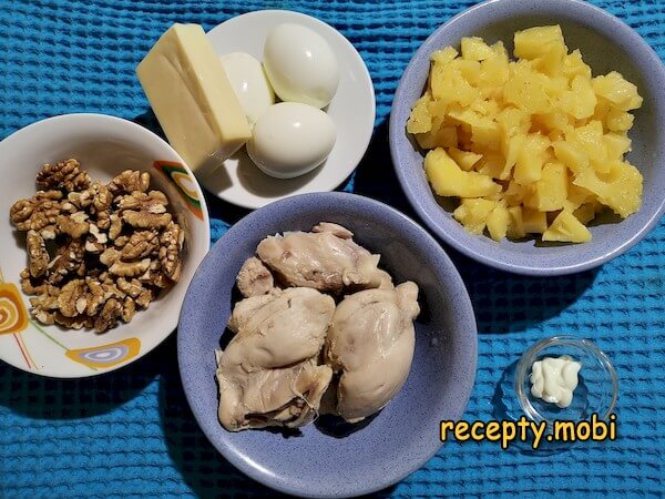 Ингредиенты для приготовления салата с курицей, ананасами и грецкими орехами - фото шаг 1