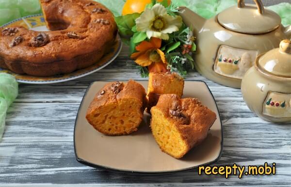 Pumpkin cake with walnuts