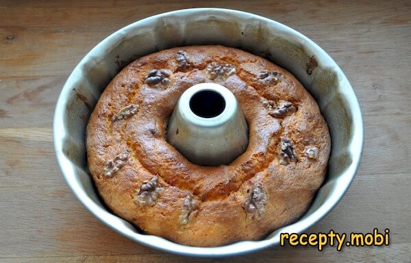 Pumpkin cake with walnuts