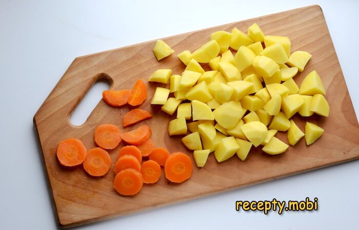 нарезанный картофель и морковь - фото шаг 7