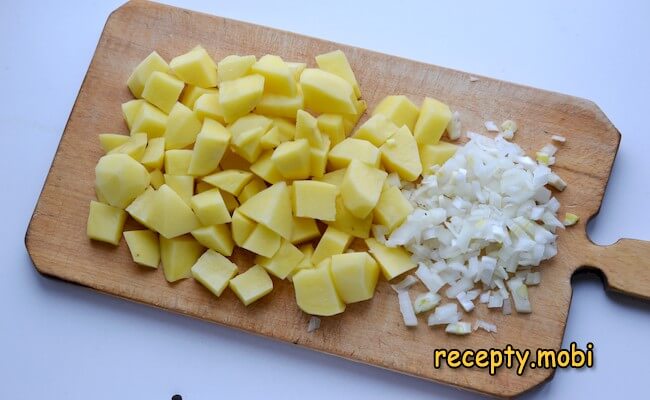 нарезанный картофель и лук - фото шаг 2