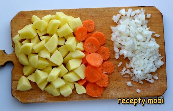 нарезанный картофель, морковь и лук - фото шаг 3