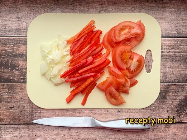 нарезанный лук, перец и помидор - фото шаг 2