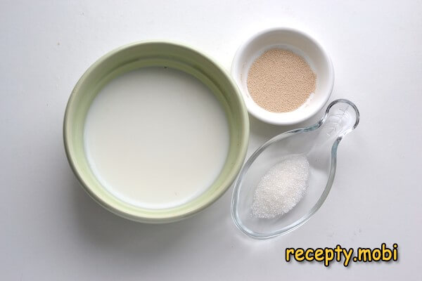 приготовление теста для дрожжевых блинов на молоке - фото шаг 2