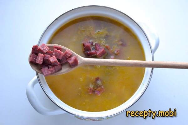 приготовление горохового супа с копченой колбасой - фото шаг 10