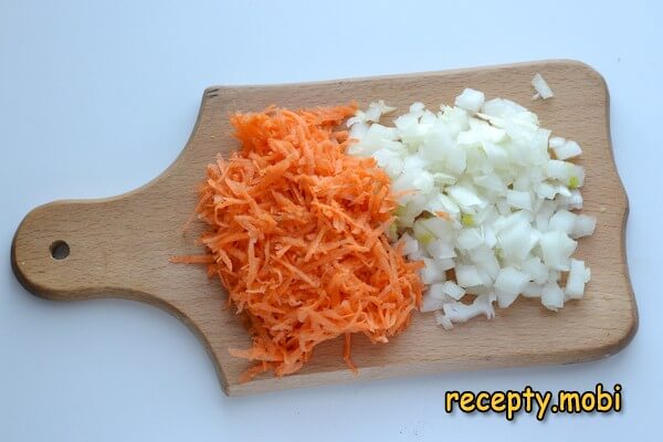 нарезанный лук и морковь - фото шаг 6