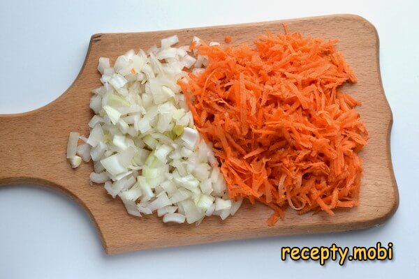нарезанный лук и тертая морковь - фото шаг 5