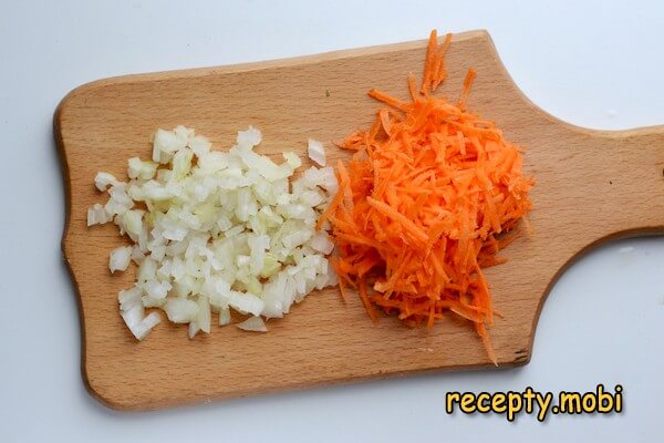 нарезанный лук и морковь - фото шаг 5