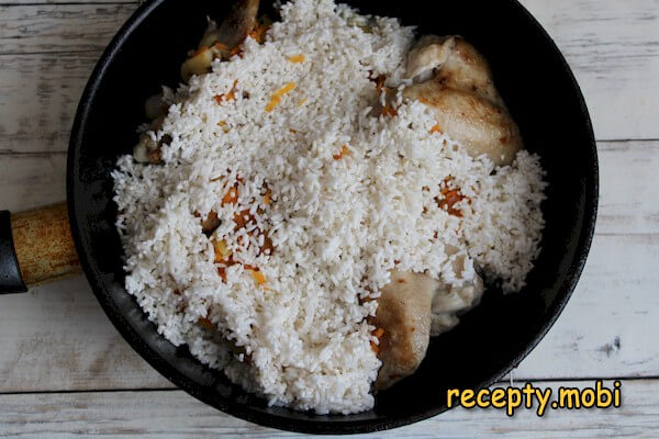 приготовление куриных крылышек с рисом на сковороде - фото шаг 7