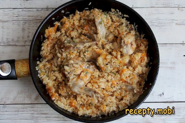 Куриные крылышки с рисом на сковороде