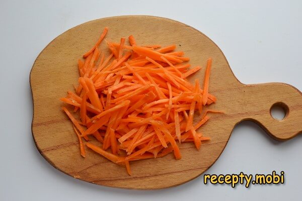 морковь нарезанная соломкой - фото шаг 2