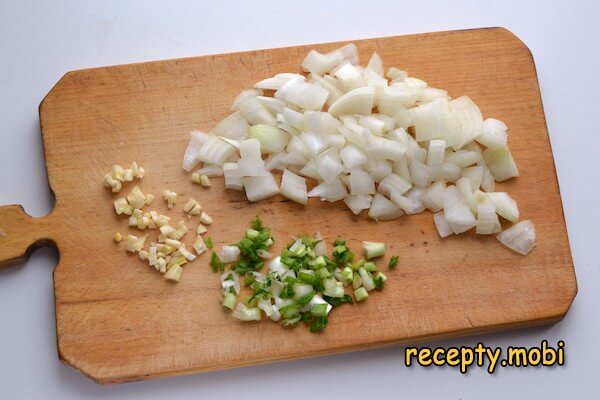 нарезанный лук, чеснок и зеленый лук - фото шаг 4
