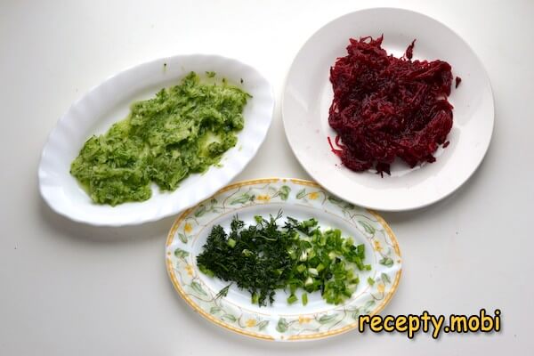 тертые овощи и нарезанная зелень - фото шаг 4