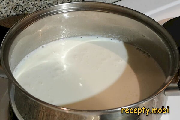 кипящее молоко в кастрюле - фото шаг 2