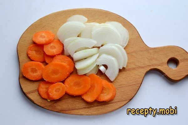 нарезанный лук и морковь - фото шаг 3