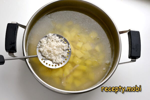 приготовление рисового супа с курицей и картошкой - фото шаг 8