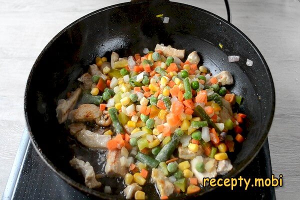 vegetables with chicken in a pan - photo step 7
