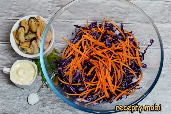 приготовление салата с краснокочанной капустой, креветками и мидиями - фото шаг 3