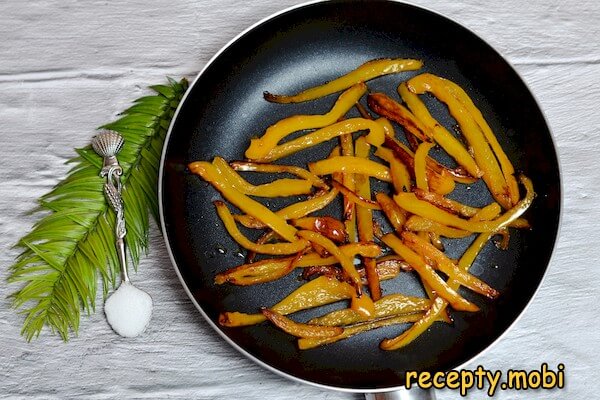 приготовление салата с краснокочанной капустой, креветками и мидиями - фото шаг 4