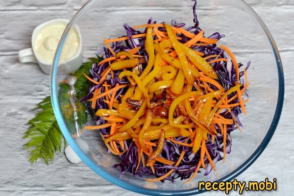 приготовление салата с краснокочанной капустой, креветками и мидиями - фото шаг 5