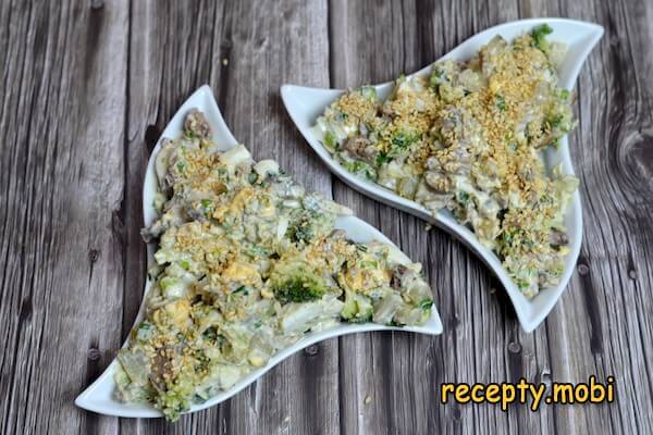 Salad with fried chicken liver and broccoli