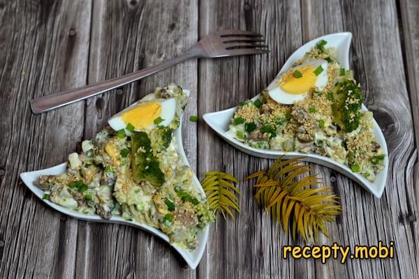 Салат с куриной печенью, маринованными огурцами и брокколи