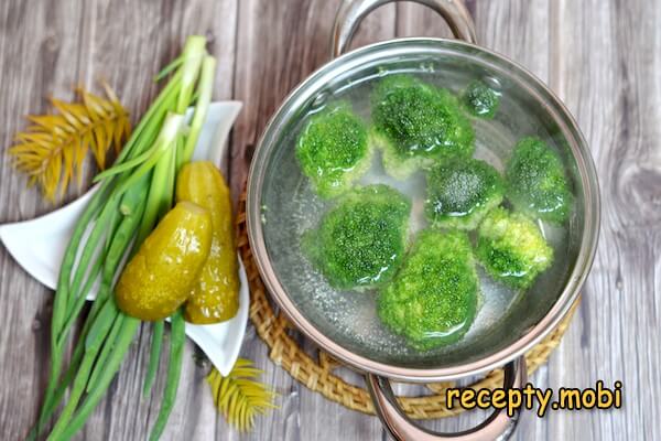 broccoli in a pot of water - photo step 2