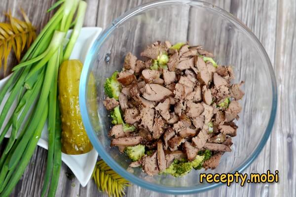 cooking salad with fried chicken liver and broccoli - photo step 6