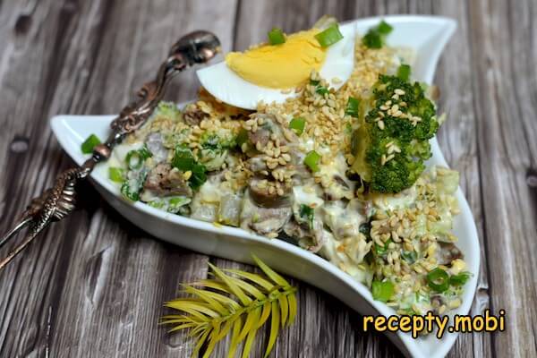 Salad with fried chicken liver and broccoli