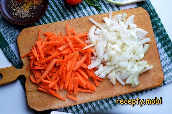 нарезанный лук и морковь - фото шаг 4