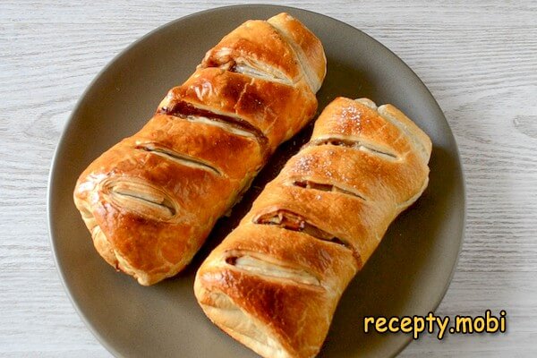 Strudel with apples from puff pastry