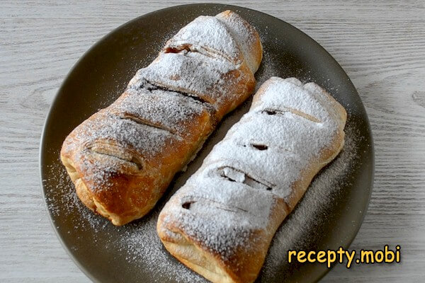 Strudel with apples from puff pastry