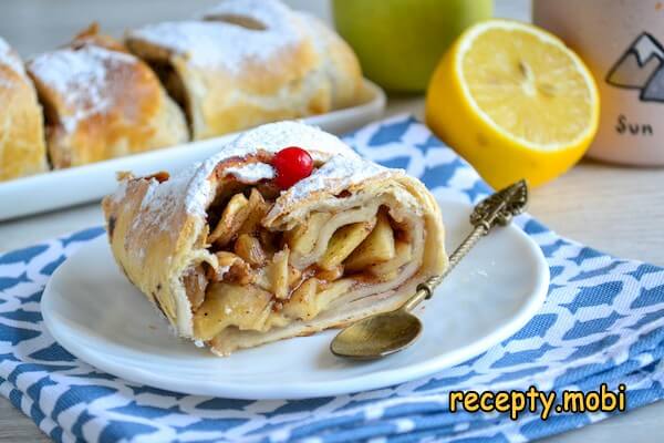 Strudel with apples from puff pastry
